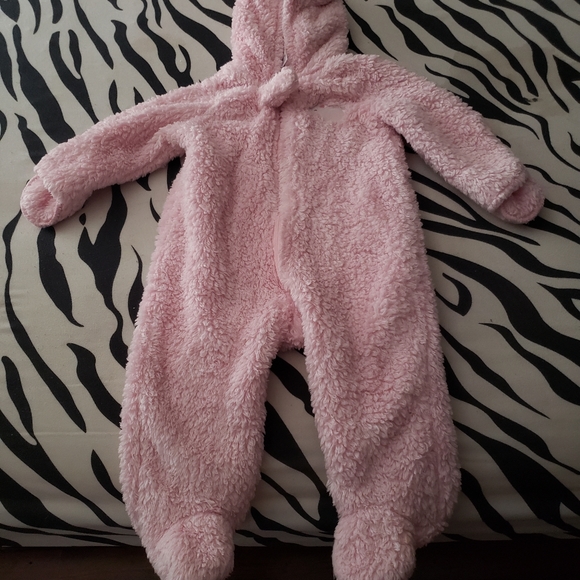 Baby girl clothing bundle newborn to 12 month. Includes bibs, hats, and socks - Picture 3 of 15